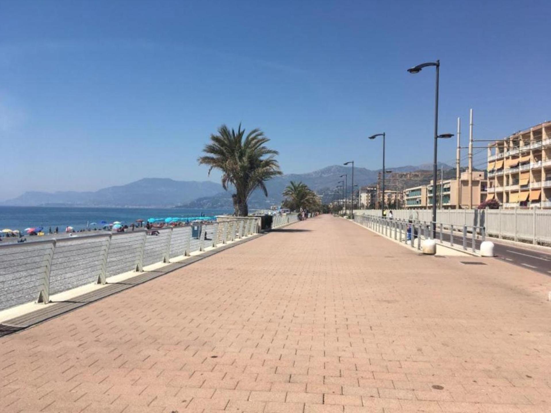 Apartament Casa Mare - 250M Dalla Spiaggia Vallecrosia Zewnętrze zdjęcie